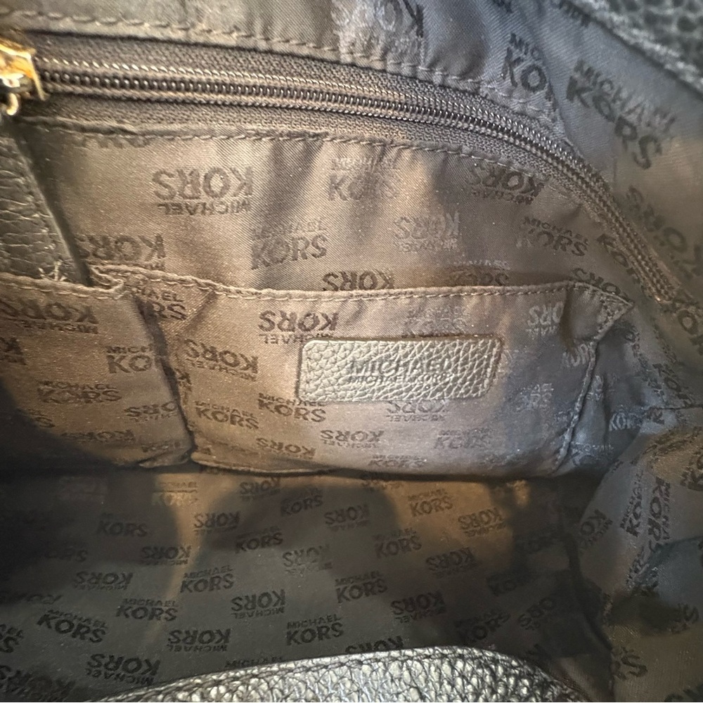 Michael Kors Jet Set Pebbled Leather
Shoulder Bag - Picture 9 of 14